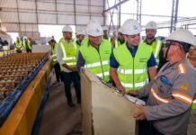 Roberto Cidade inspeciona construção de terminais flutuantes para comunidades do interior do Amazonas
