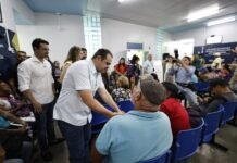 Governador Roberto Cidade reforça atendimento a idosos com mutirão oftalmológico e entrega de óculos